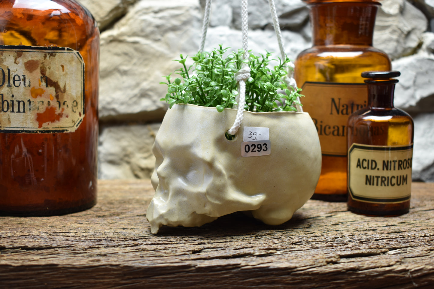 Small hanging skull plantpot white matt 2