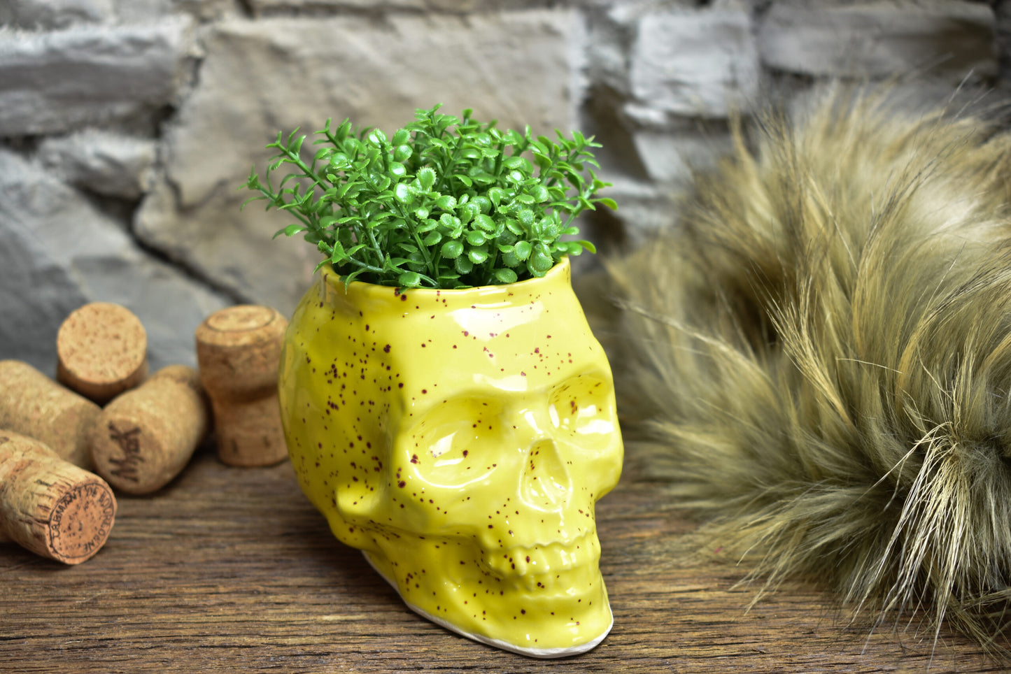 Small skull plantpot shiny yellow with small dotts