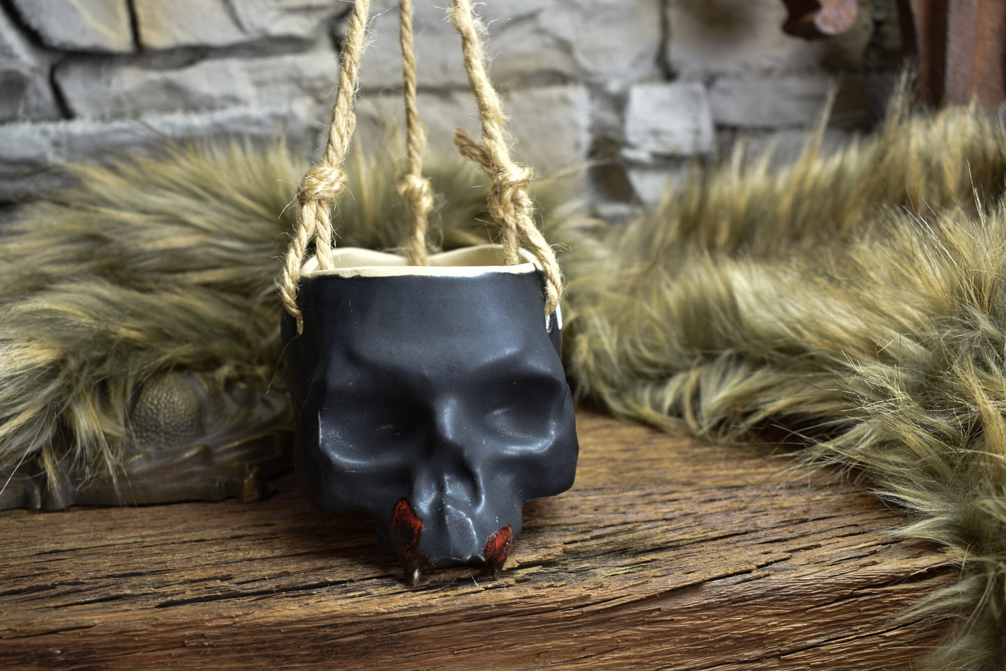 Small hanging skull plantpot black matt with red vampire teeth