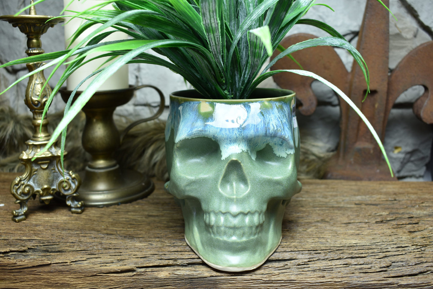 Big skull plantpot green matt and effect glaze