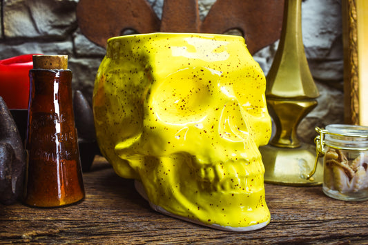 Big skull plantpot shiny yellow with small dots