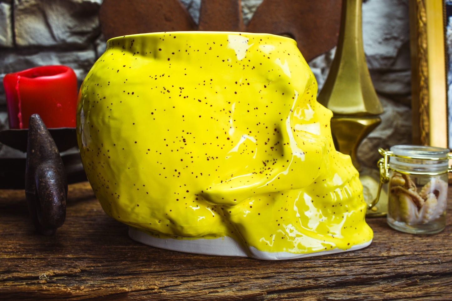 Big skull plantpot shiny yellow with small dots