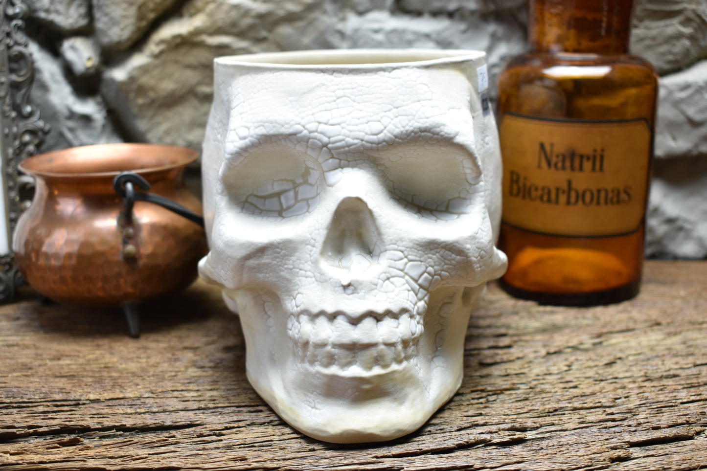 Big skull plantpot cracked white