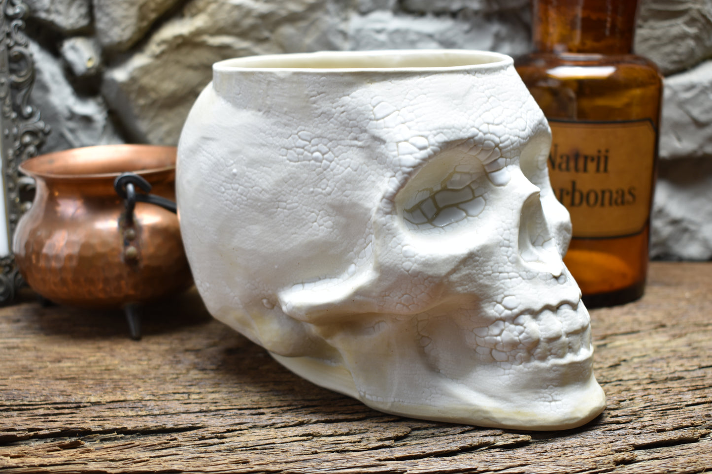 Big skull plantpot cracked white