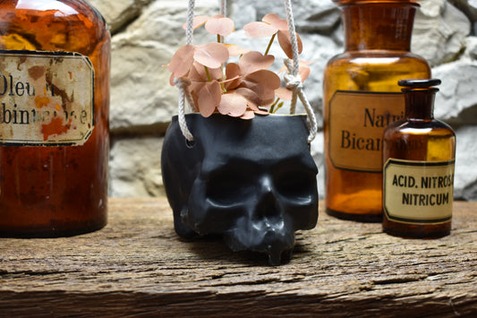 Small hanging skull plantpot black matt 2