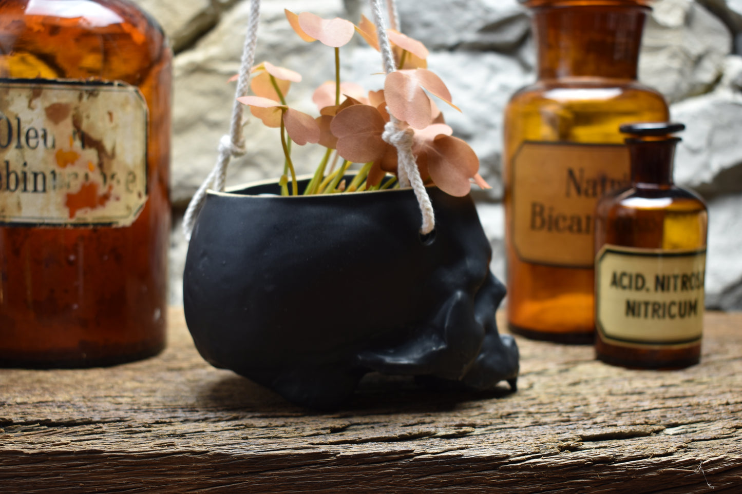 Small hanging skull plantpot black matt 2