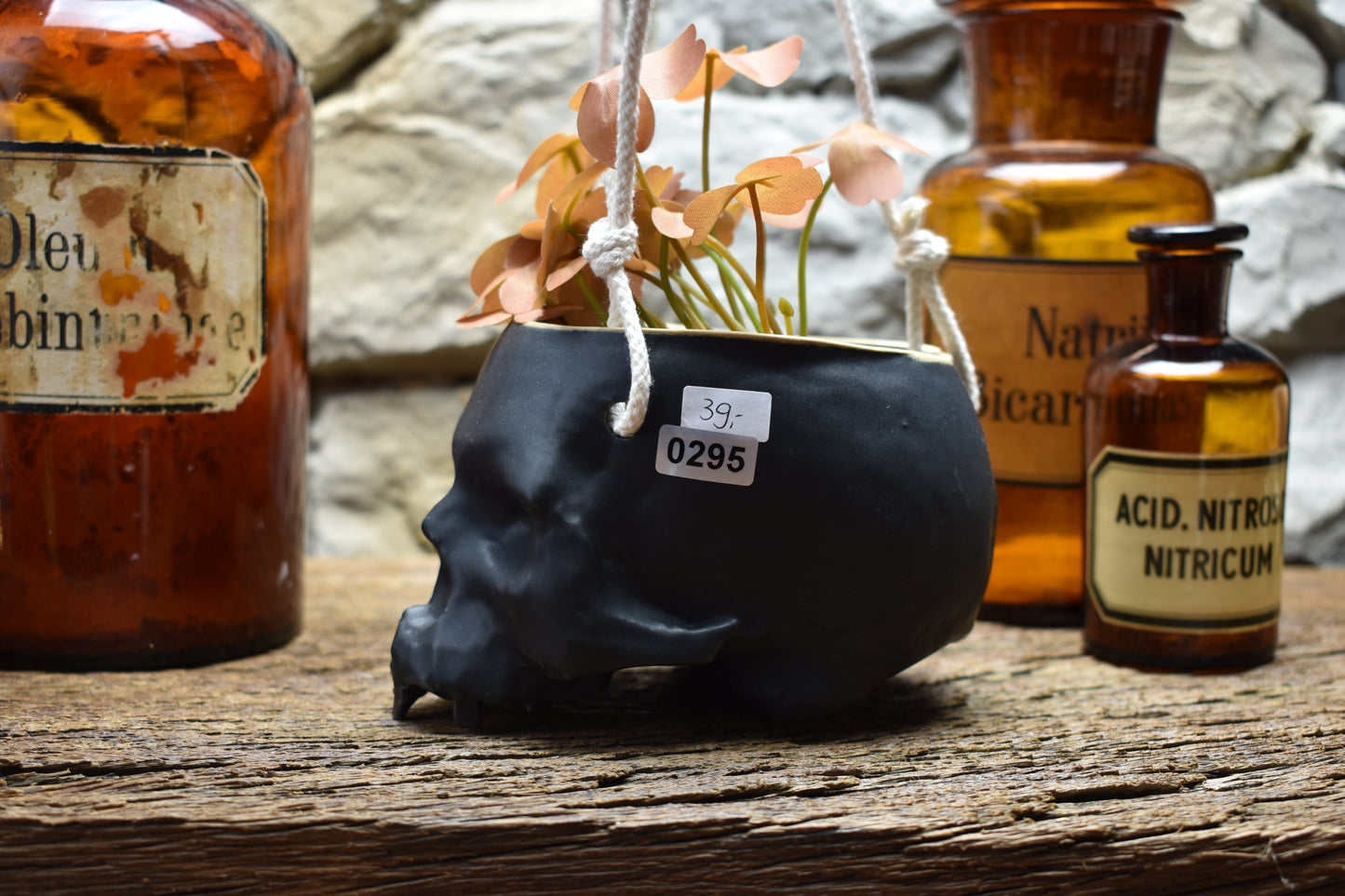 Small hanging skull plantpot black matt 2