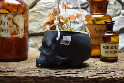 Small hanging skull plantpot black matt 2