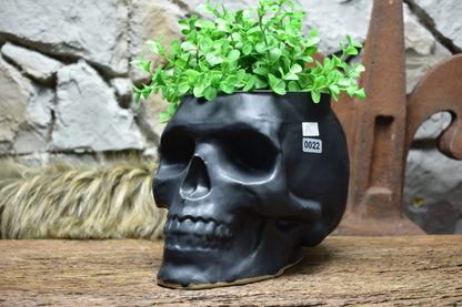 Big skull plantpot black matt