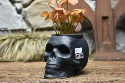 Small skull plantpot - black matt