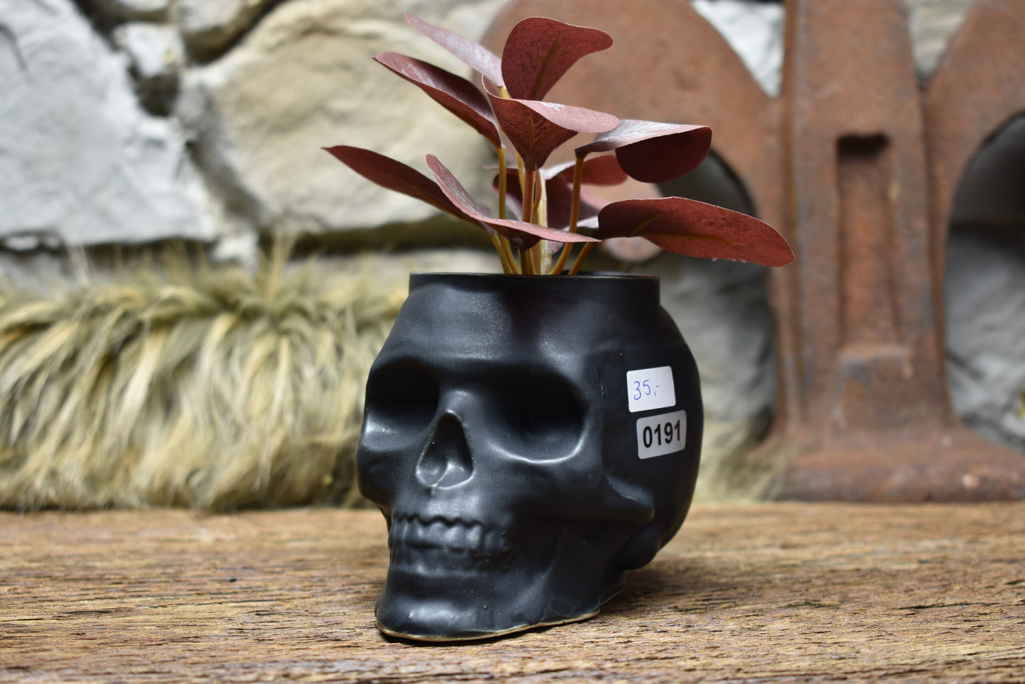 Small skull plantpot - black matt 2