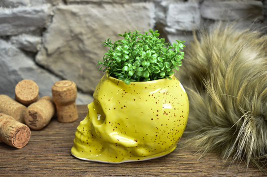 Small skull plantpot shiny yellow with small dotts