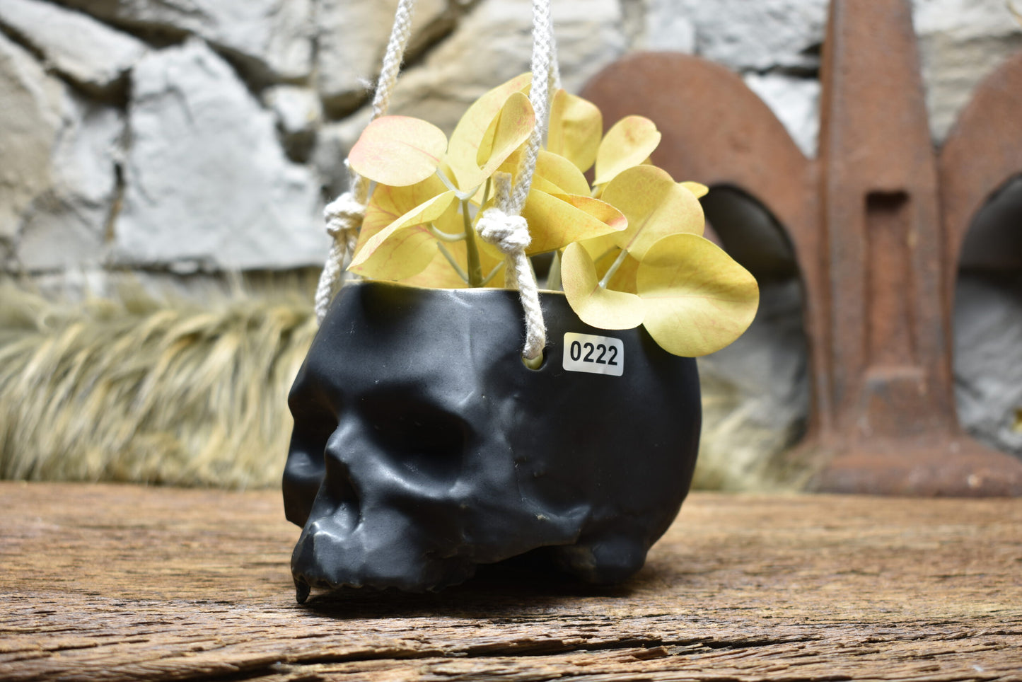 Small hanging skull plantpot black matt 2