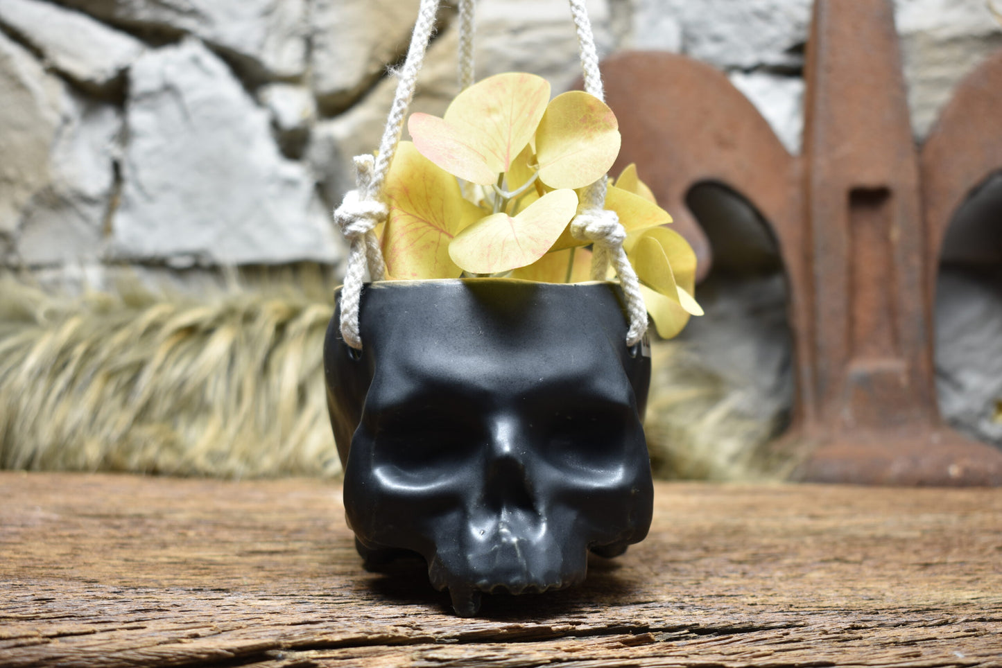 Small hanging skull plantpot black matt 2