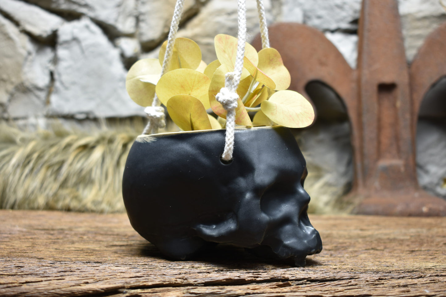 Small hanging skull plantpot black matt 2