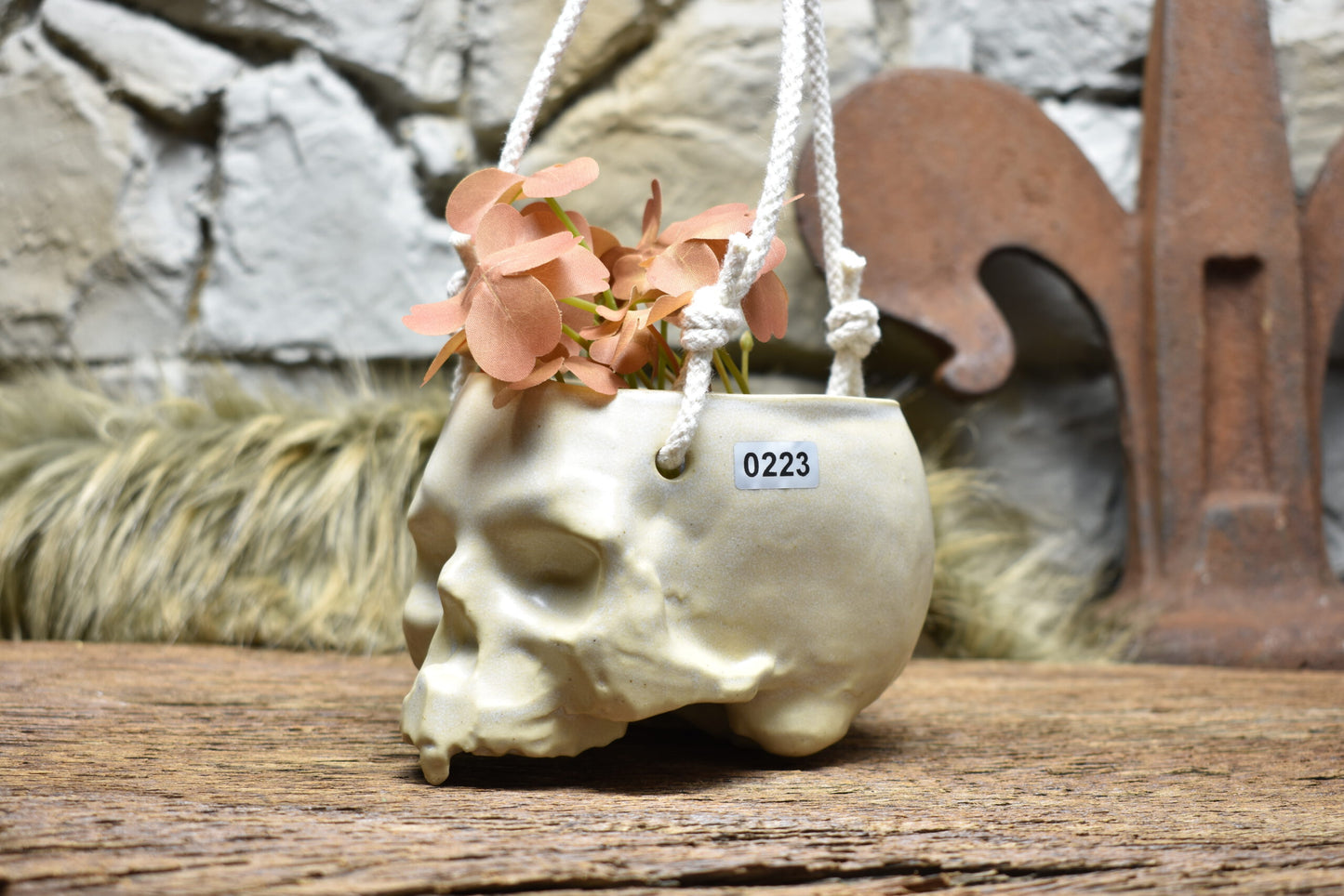 Small hanging skull plantpot white matt 2