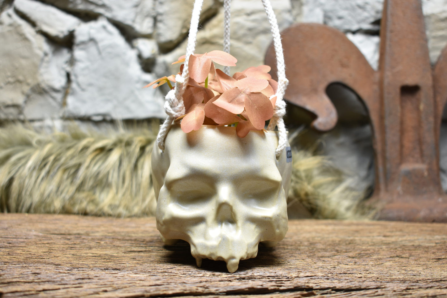 Small hanging skull plantpot white matt 2