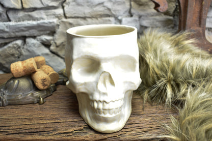 Big skull plantpot white matt