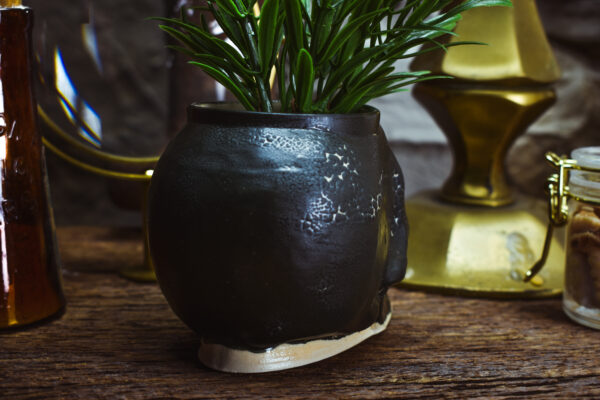 Small skull plantpot black matt - Image 3