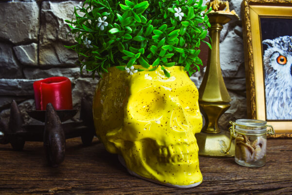 Big skull plantpot shiny yellow with small dots