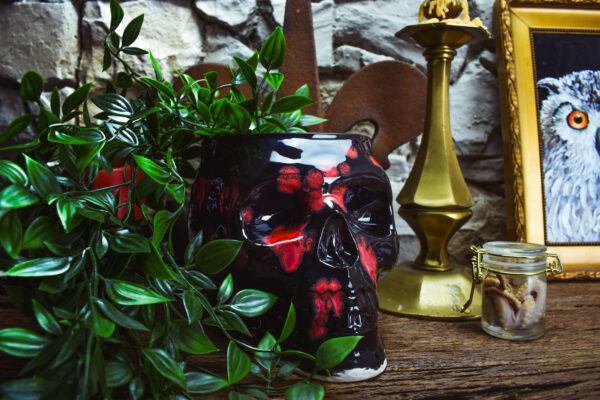 Big skull plantpot shiny black with red spots - Image 2