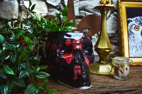 Big skull plantpot shiny black with red spots