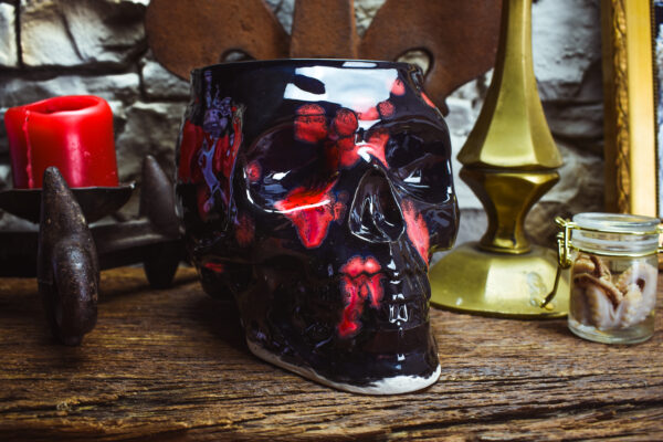 Big skull plantpot shiny black with red spots - Image 5