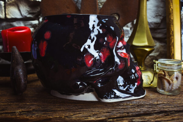 Big skull plantpot shiny black with red spots - Image 4