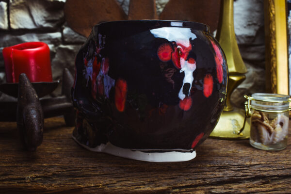 Big skull plantpot shiny black with red spots - Image 3