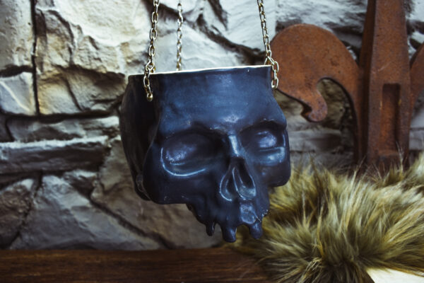 Large hanging skull plantpot matt black - Image 5