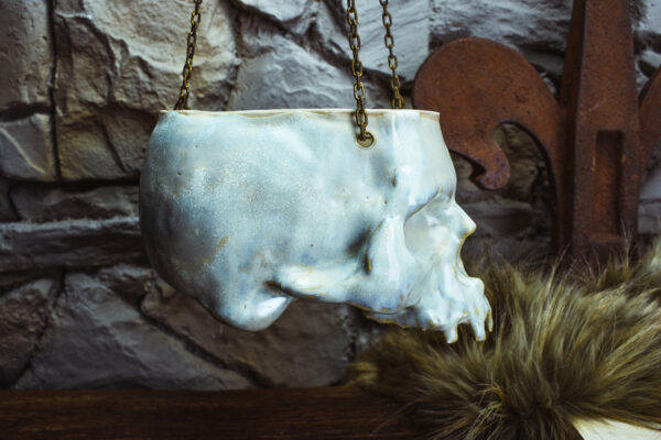 Large hanging skull plantpot matt beige effect - Image 4