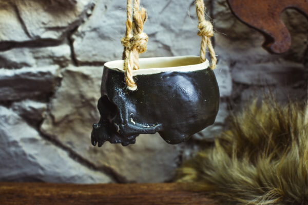 Small hanging skull plantpot black matt - Image 5