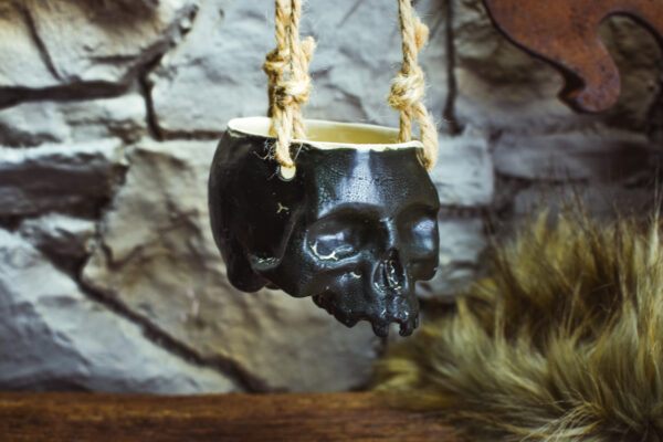 Small hanging skull plantpot black matt - Image 4