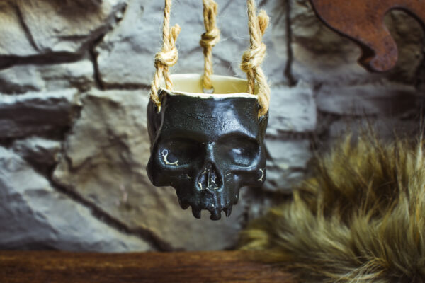 Small hanging skull plantpot black matt - Image 3