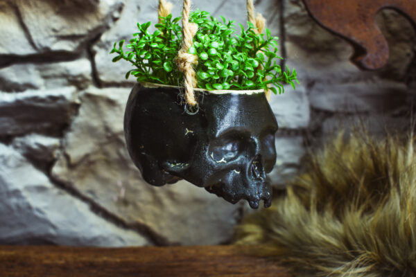 Small hanging skull plantpot black matt