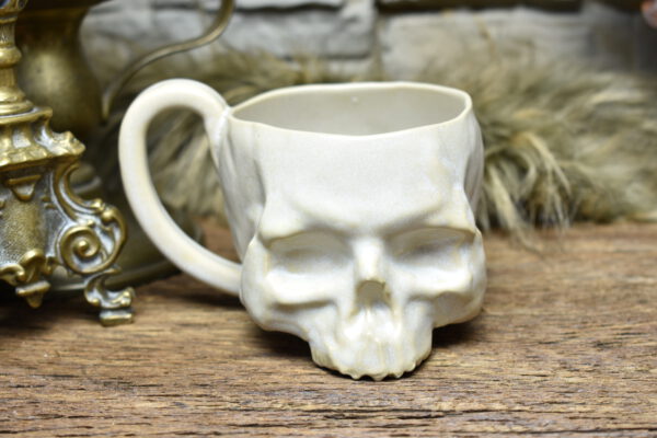 Skull mug white matt glaze 1