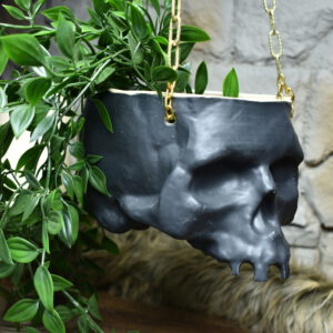Large hanging skull plantpot black matt 2