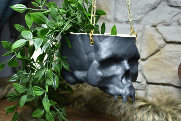 Large hanging skull plantpot black matt 2