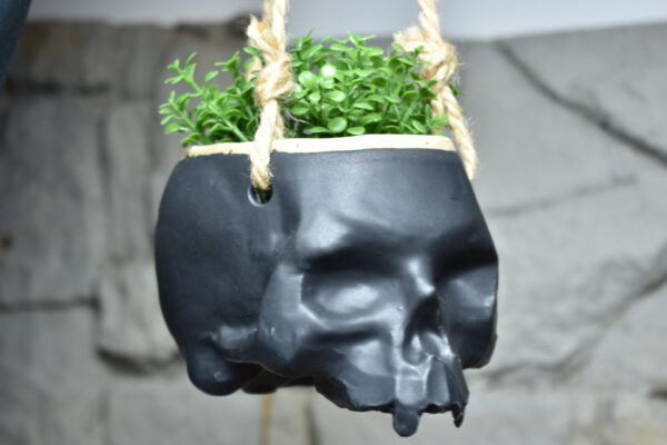 Small hanging skull plantpot black matt - Image 2