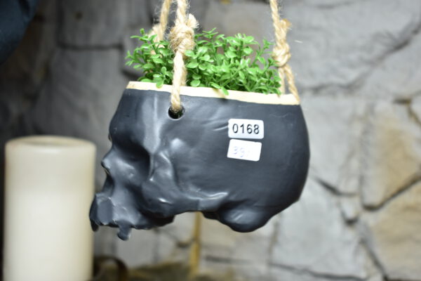 Small hanging skull plantpot black matt - Image 4
