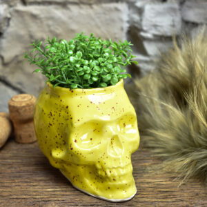 Small skull plantpot shiny yellow with small dotts