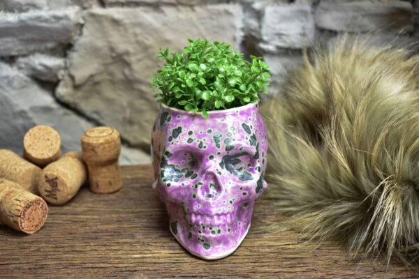 Small skull plantpot pink and green effect glaze - Image 4