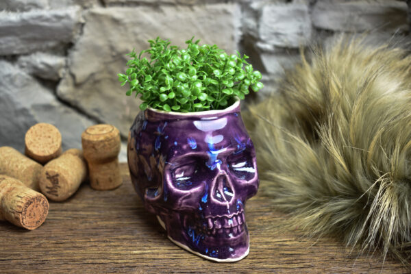 Small skull plantpot shiny purple