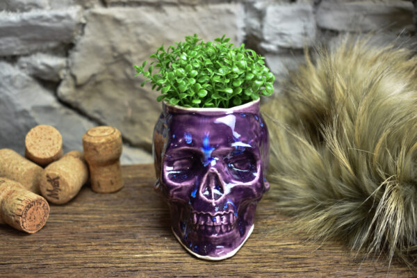 Small skull plantpot shiny purple - Image 5