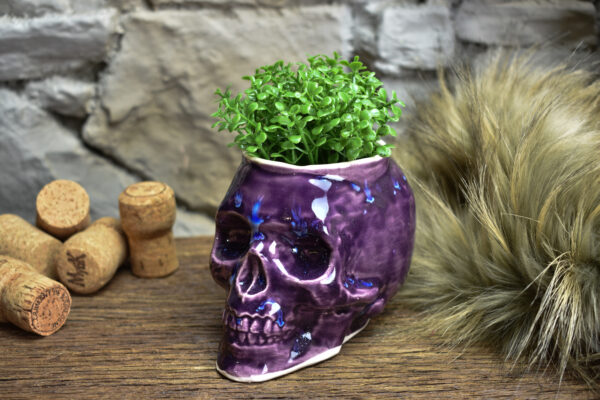 Small skull plantpot shiny purple - Image 4