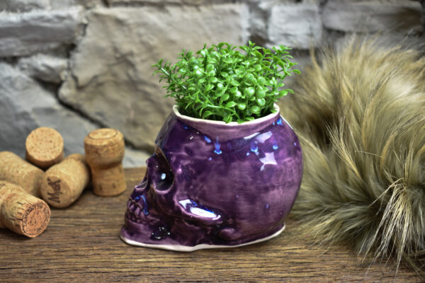 Small skull plantpot shiny purple - Image 3