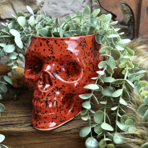 Big skull plantpot red and black spots