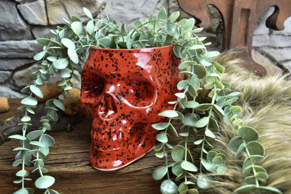 Big skull plantpot red and black spots