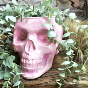 Big skull plantpot light pink with small spots