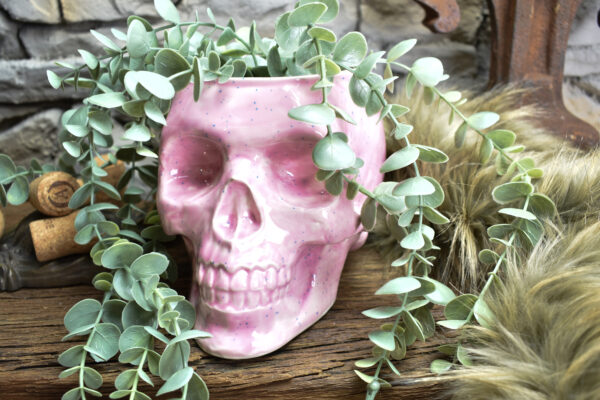 Big skull plantpot light pink with small spots